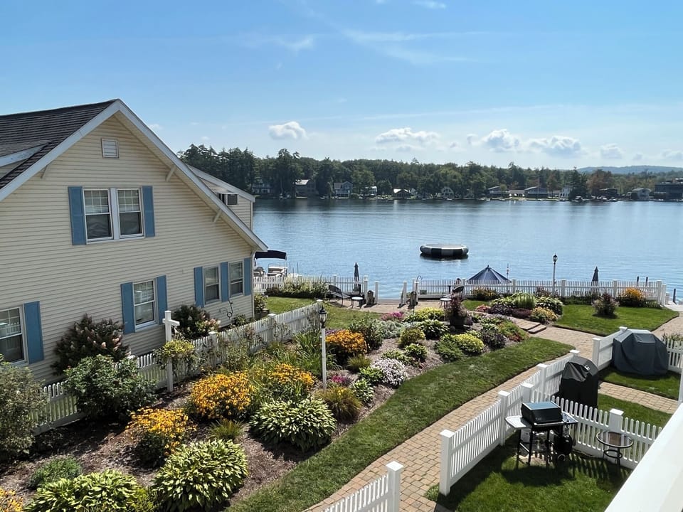Enjoy private association lake access &docks for a Lakes Region getaway!