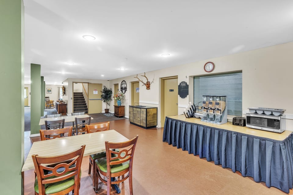 Indoors, Restaurant, Dining Room, Dining Table, Furniture