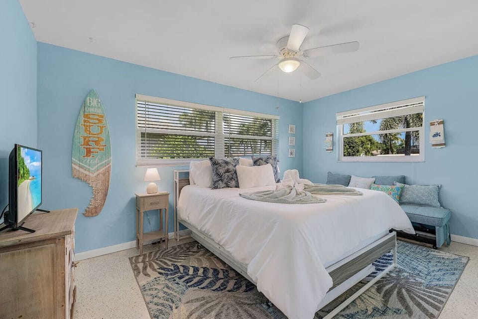 Guest Bedroom-Queen and twin trundle