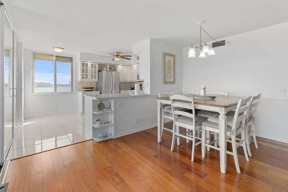 Dining/Kitchen Area