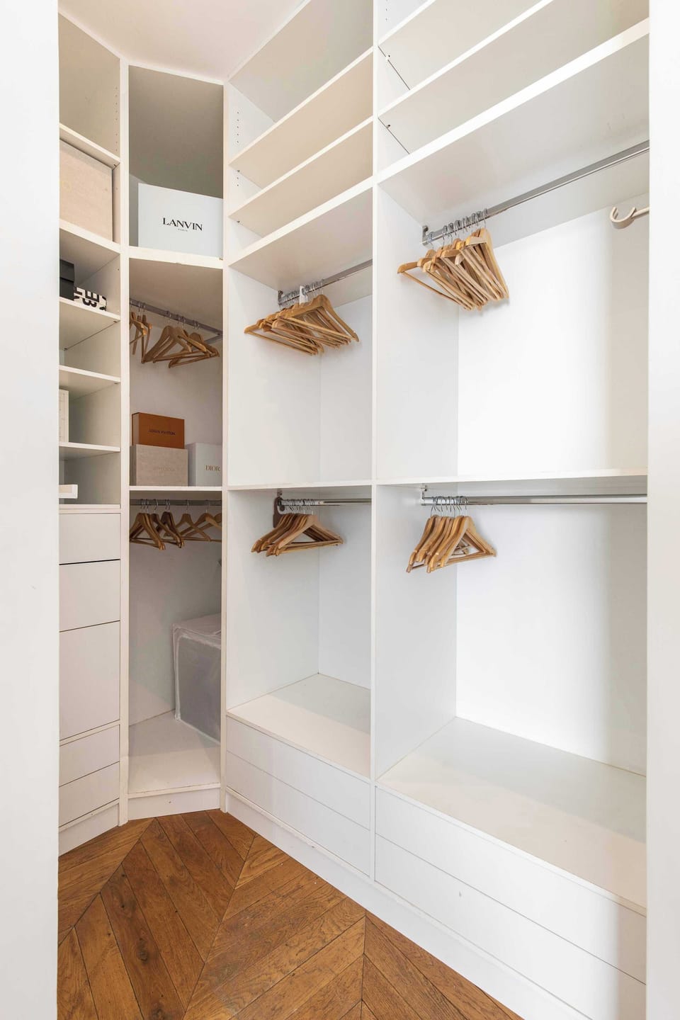 Numerous optimized storage spaces to organize your belongings.
