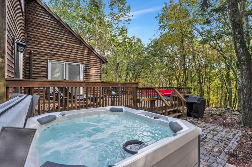 Jacuzzi on the patio with seating