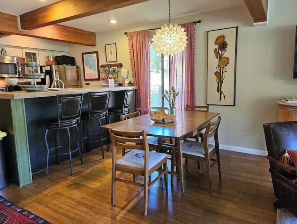 Dining area, kitchen counter/bar, close to living area/fireplace/sofa sleeper