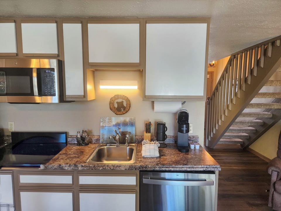 Full Kitchen~ Keurig Single Serve Coffee Maker