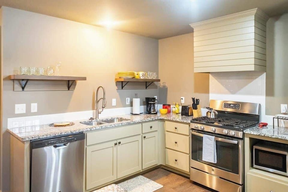 A fully equipped kitchen ideal for preparing your favorite homemade meals