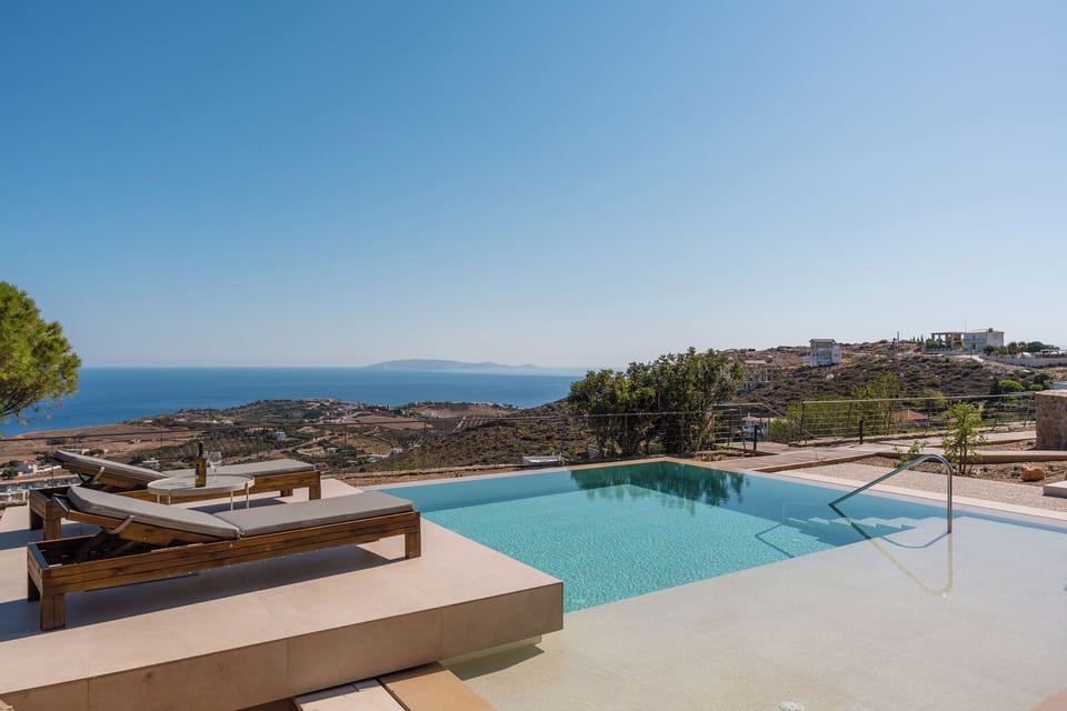 The pool area is equipped with 2 sun beds