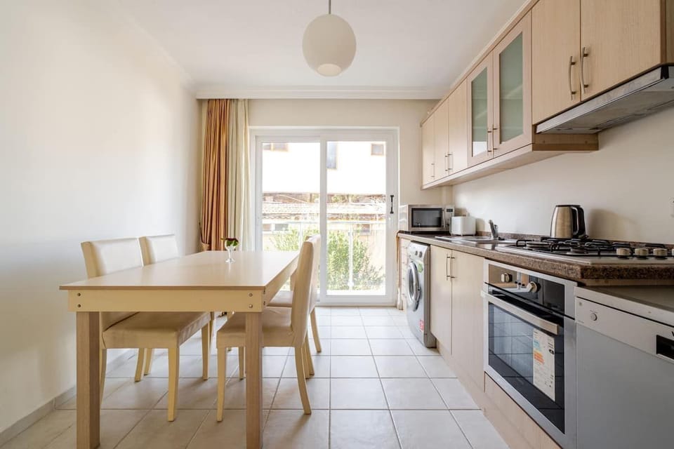 Kitchen/Dining area