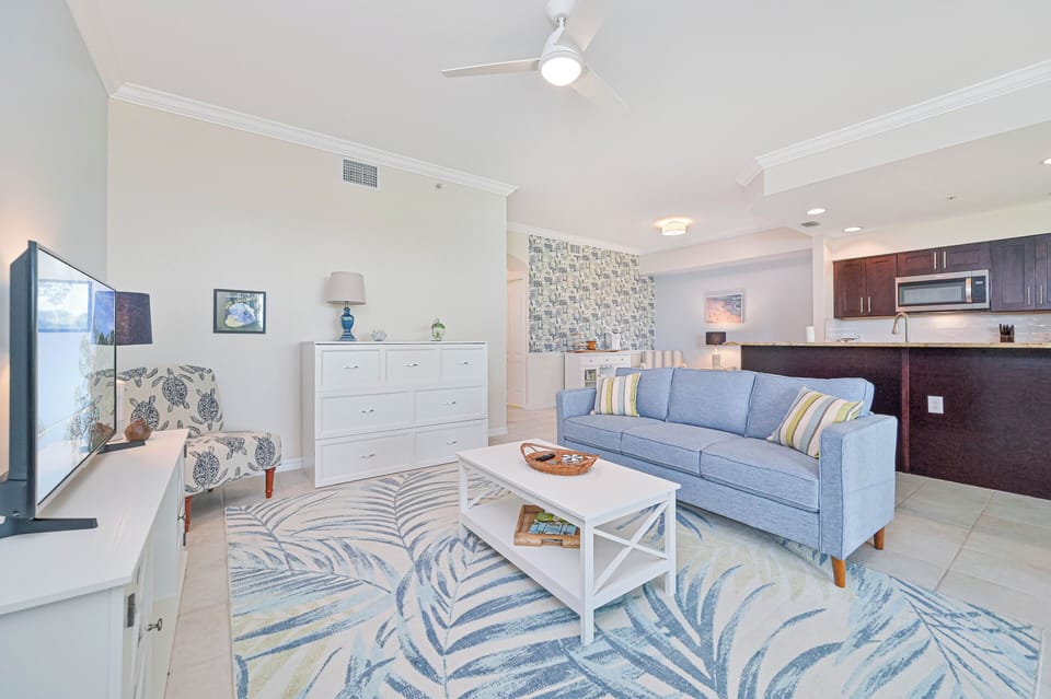 SB813 - Living with 43" smart tv and sliding doors opening to the screened in lanai. Full size murphy bed for the occasional extra guest.