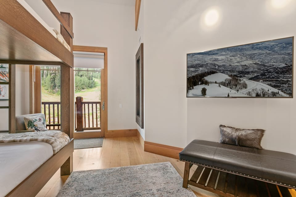 Floor, Flooring, Indoors, Furniture, Living Room