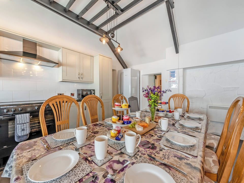 Kitchen/diner | Kingfisher - Maesydderwen Holiday Cottages, Llandeilo