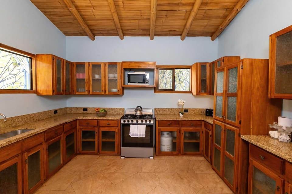 Tropical 3BR Casa Cayena, Private Pool, Wi-Fi & AC (1691)