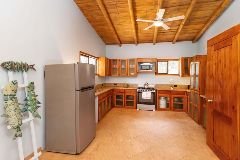 Tropical 3BR Casa Cayena, Private Pool, Wi-Fi & AC (1690)