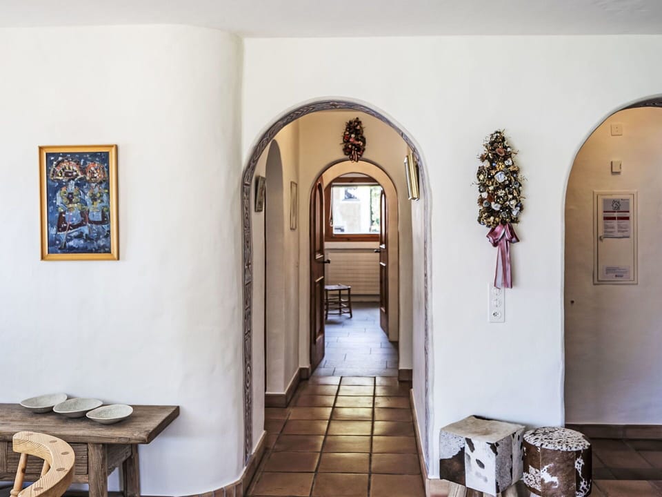 Building, Picture Frame, Interior Design, Wood, Door, House, Flooring, Floor, Hall, Table