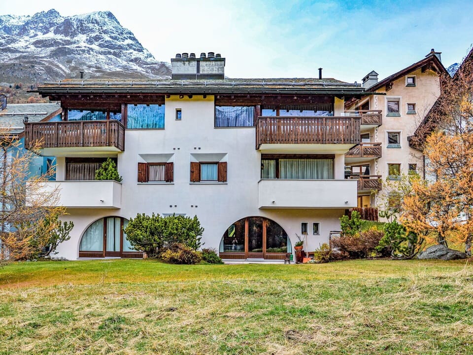 Building, Plant, Window, Sky, Cloud, Tree, Urban Design, Grass, Residential Area, Neighbourhood