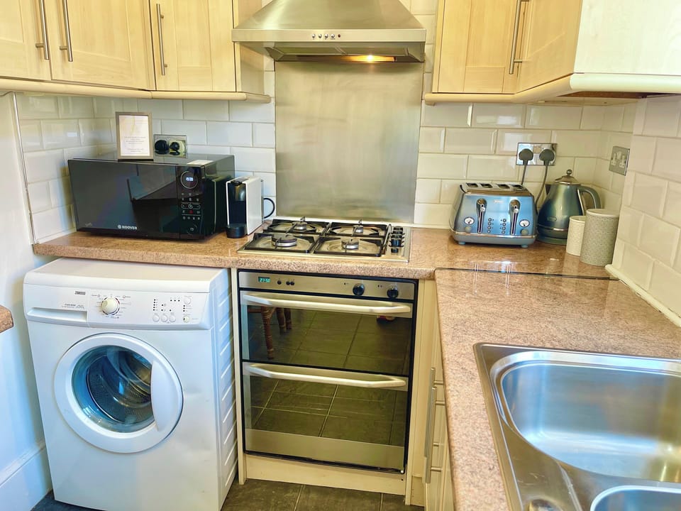 Fully equipped modern kitchen in stylish and spacious Hammersmith flat