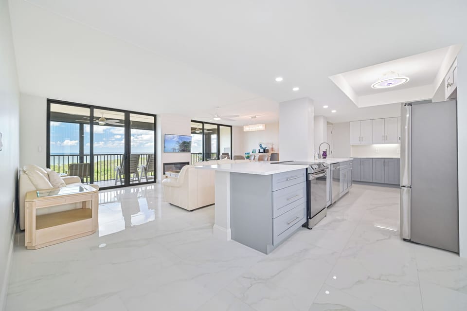VSC1004 - The large new remodeled kitchen is fully equipped