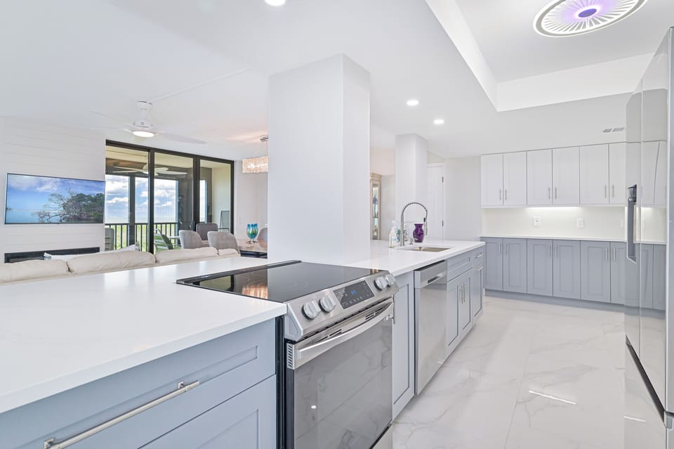VSC1004 - The large new remodeled kitchen is fully equipped