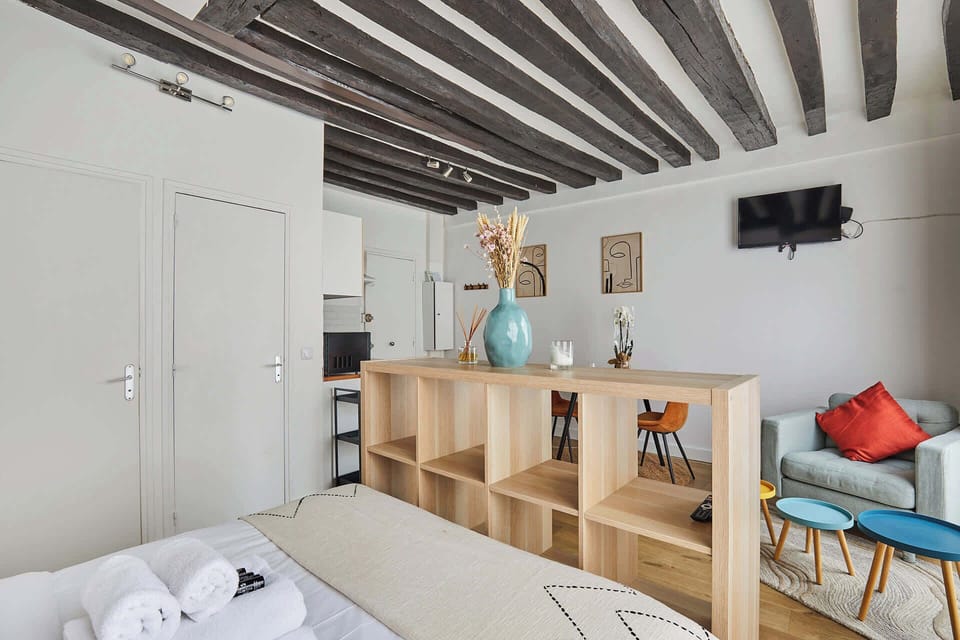 Suite avec lit double, espace repas et cuisine ouverte