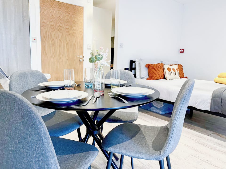 Dining Space - Islington Studio flat steps from King's Cross & Upper Street