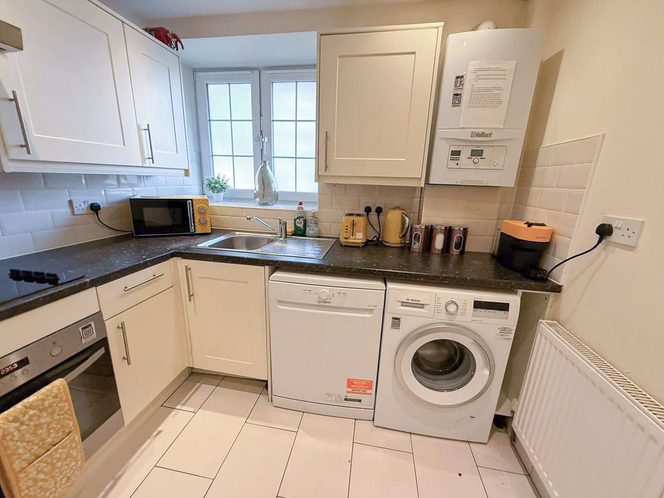 Fully-equipped Kitchen | Nine Elms flat near Vauxhall, Oval & Battersea 
