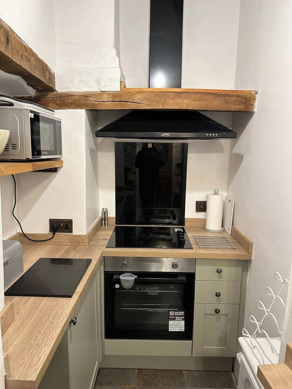 Kitchen with cooker and microwave 