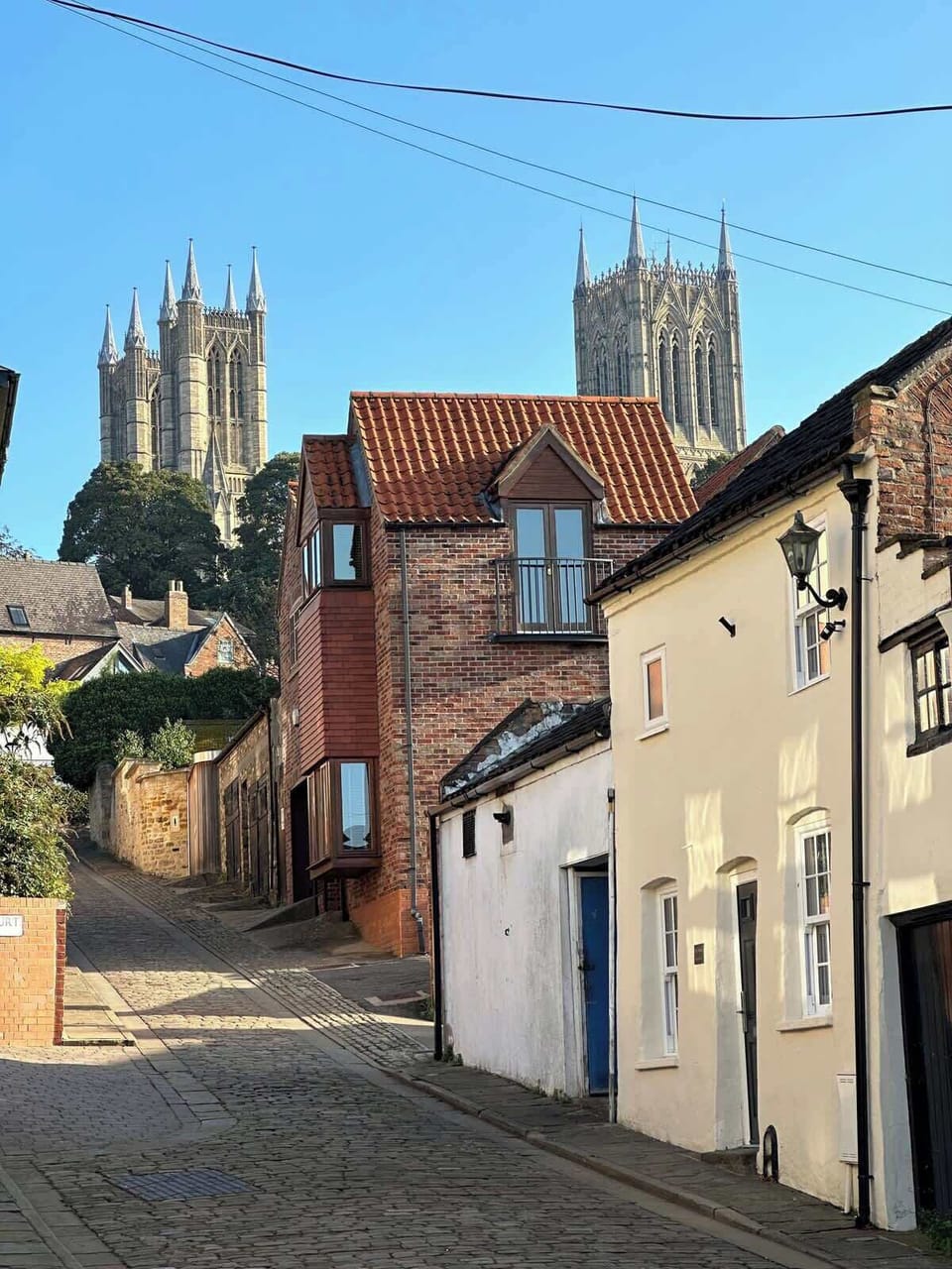 Walking distance to Cathedral and Castle 