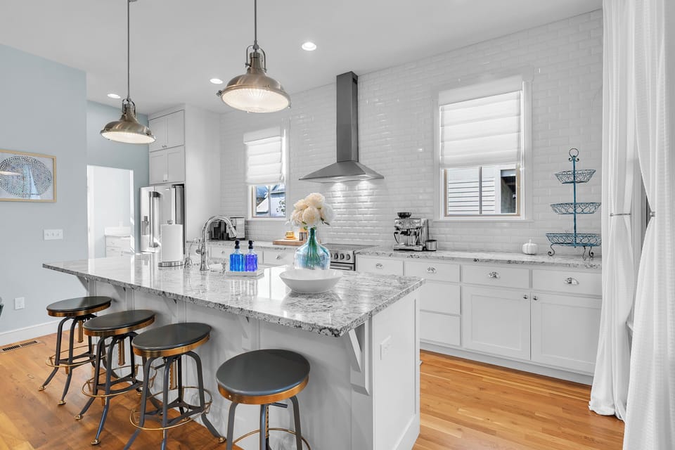 Kitchen with bar/seats 4.