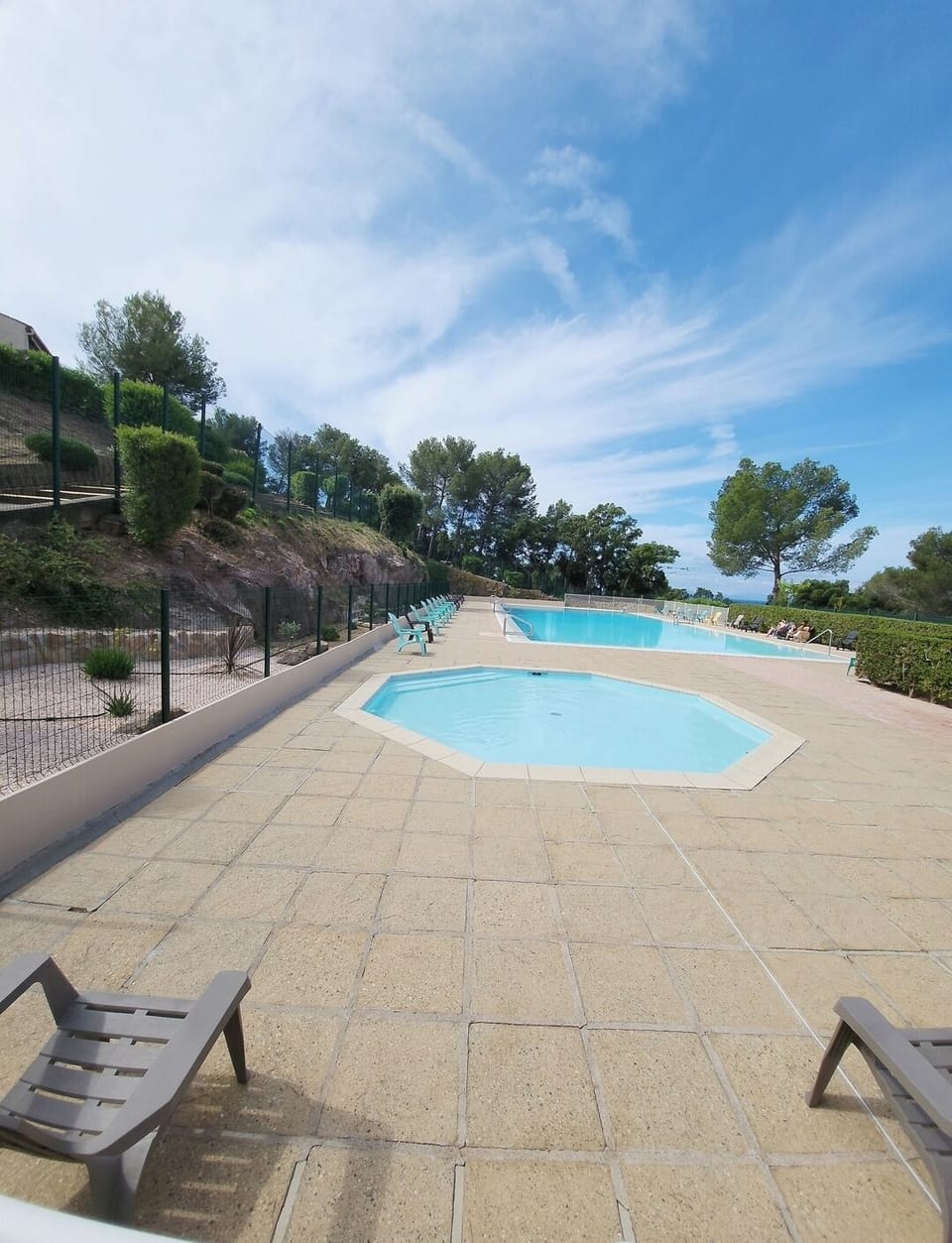 Profitez d'une relaxation maximale avec des chaises longues pour parfaire votre bronzage près de cette piscine spacieuse. Imaginez-vous lisant un livre ou partageant un moment agréable sous le soleil méditerranéen...