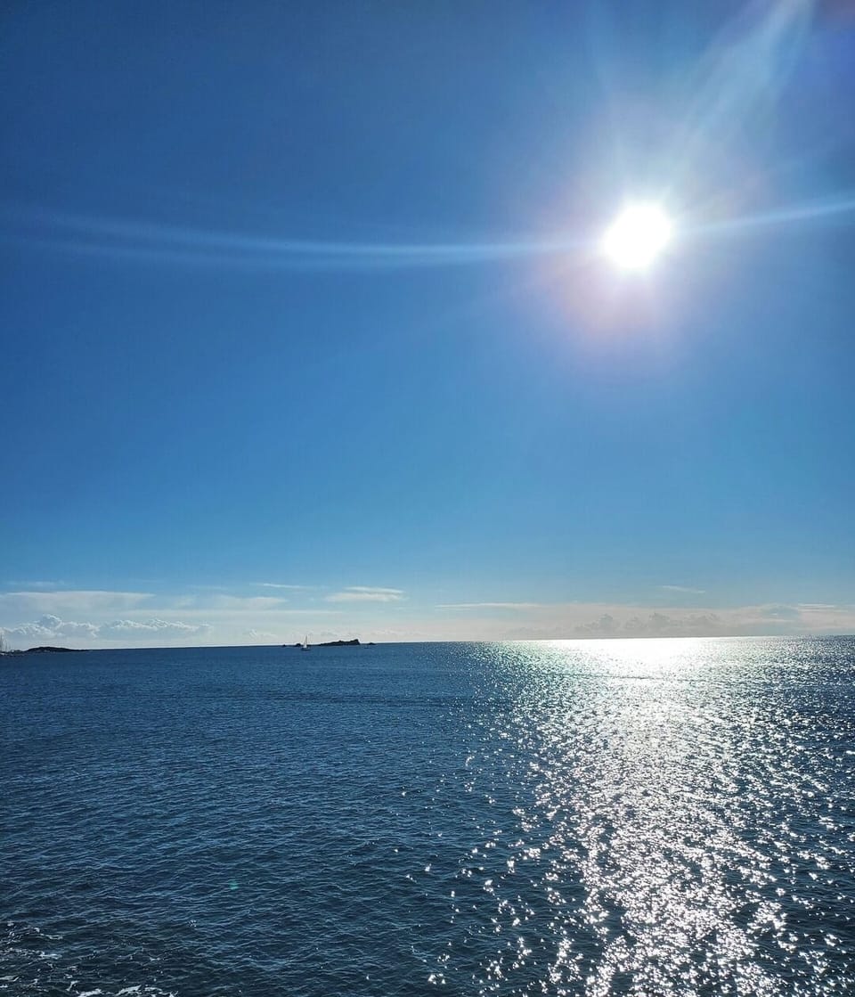 Profitez de la tranquillité et de la beauté naturelle de cette vue sur la mer. Parfaite pour des moments de détente et de contemplation sereine du lever ou coucher de soleil, créant une ambiance apaisante et inspirante.
