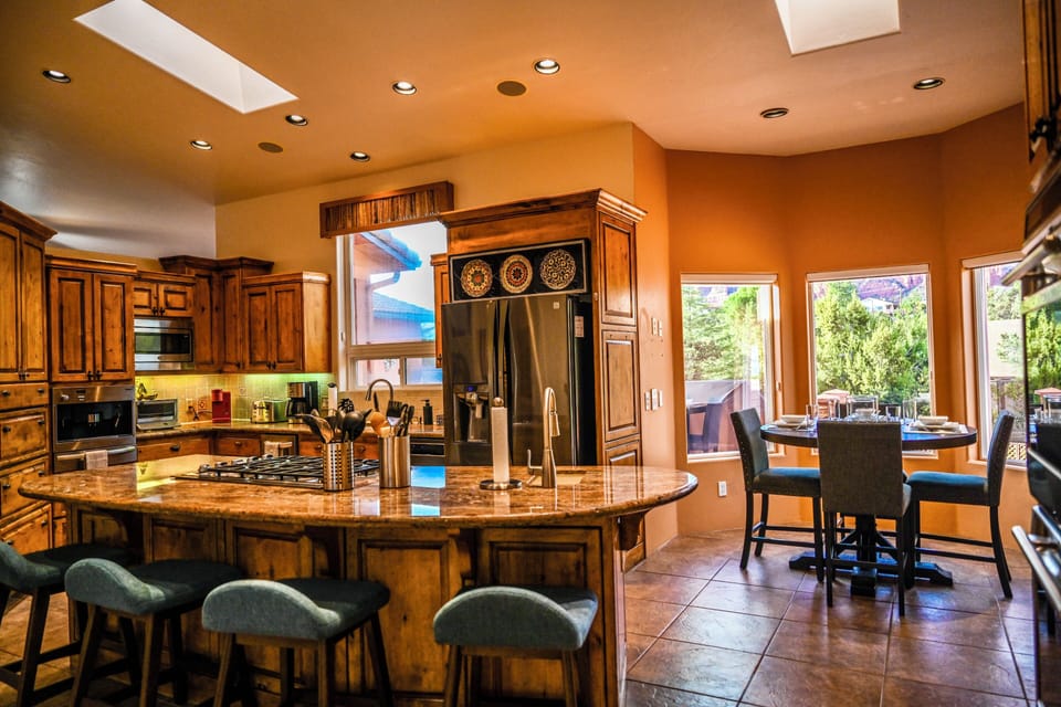 Kitchen and breakfast nook seating for 4