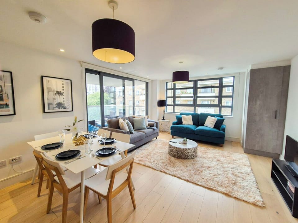 London's 3 Bedroom flat with Private Balcony & Lift few steps from Regent's Park