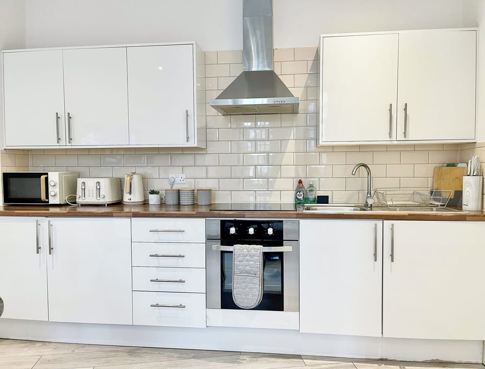 Fully-equipped kitchen | Modern 1BDR flat in Old St, Shoreditch & Hoxton