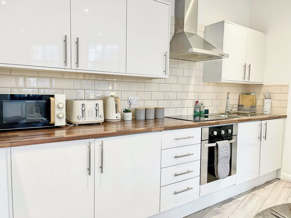 Fully-equipped kitchen | Modern 1BDR flat in Old St, Shoreditch & Hoxton