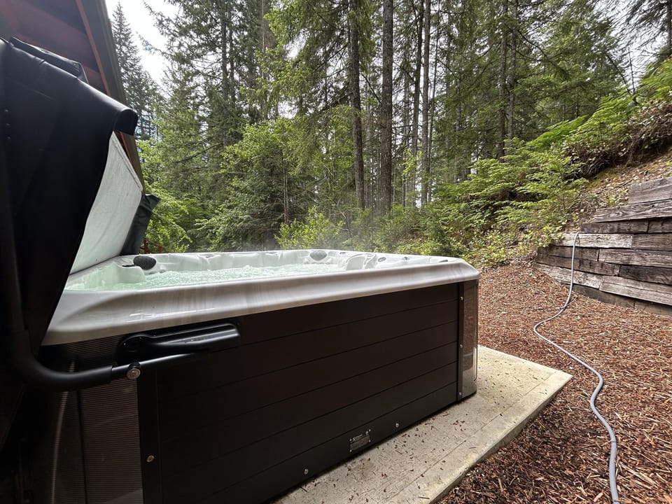 NEW Large, Private Hot Tub. Open to the sky for you to look up at the stars at night.