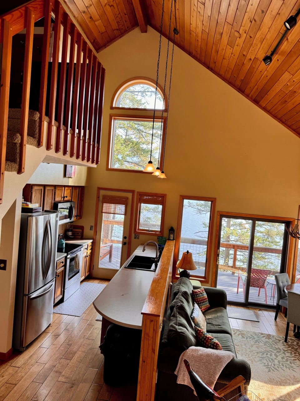 Eat inside or out on the deck, your call
Eat inside or out on the deck your call