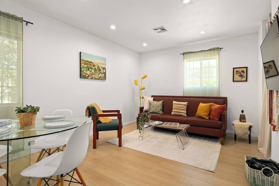  Living and Dining Room 
* 55" Smart Tv
* Fast WIFI
* Cozy, sturdy couch