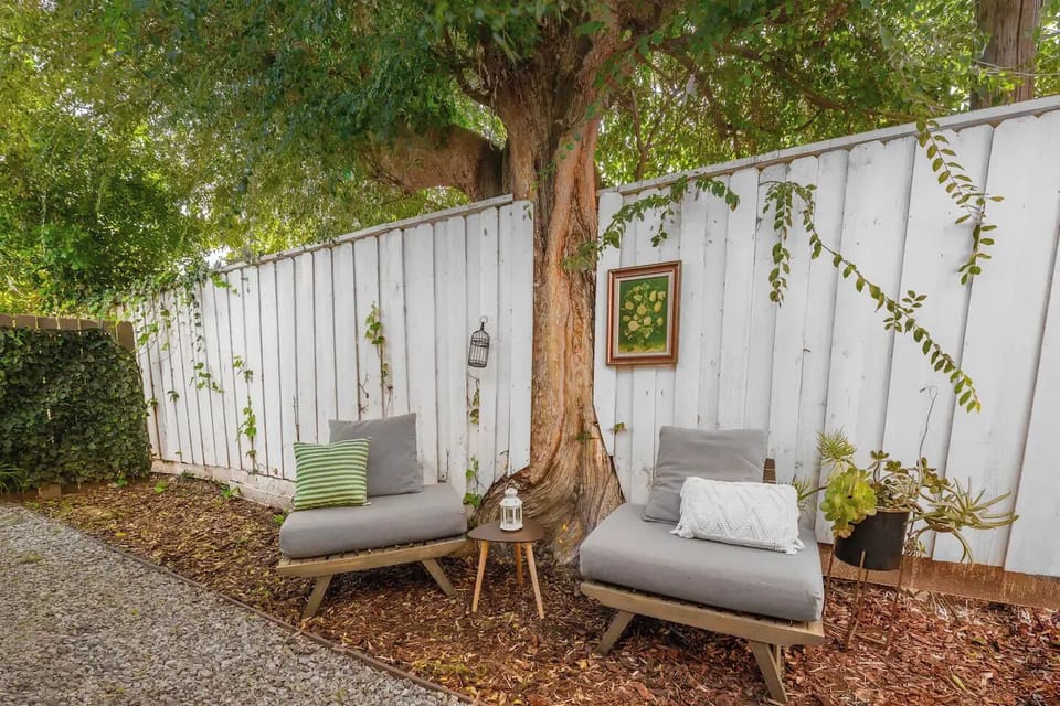Cozy, private Backyard. 