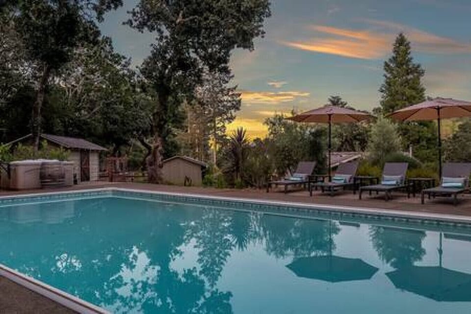 Large Swimming Pool to refresh after your wine tasting.