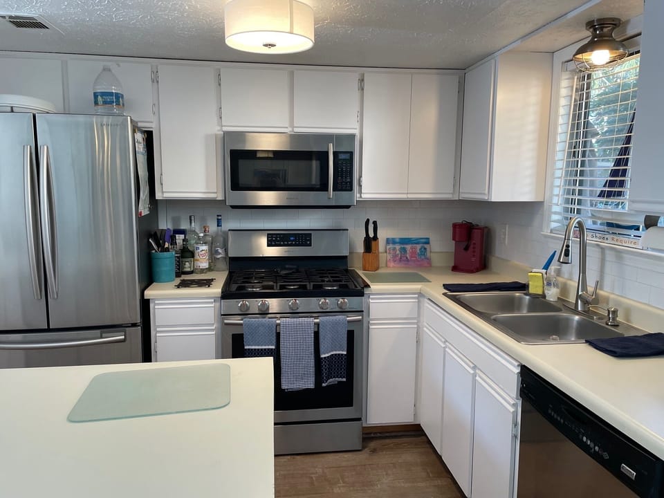 Full kitchen for 10 with stainless steel appliances, breakfast counter.