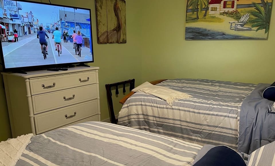  tv's in all bedrooms, guest room tv