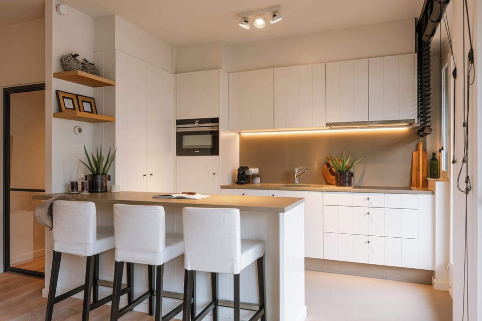 Fully equipped open kitchen with direct access to the balcony 