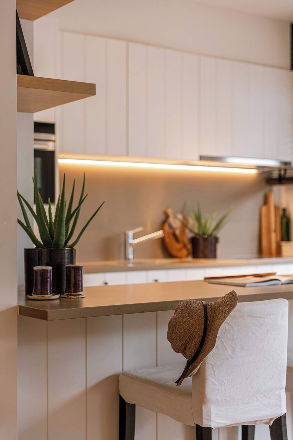 Fully equipped open kitchen with direct access to the balcony 