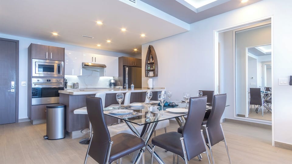 The dining table has Copenhagen back reclining chairs for optimal comfort.