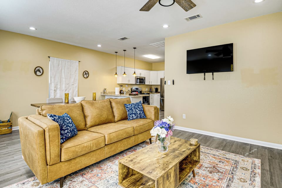 Montgomery Vacation Rental | 2BR | 2BA | 900 Sq Ft | 1 Step Required