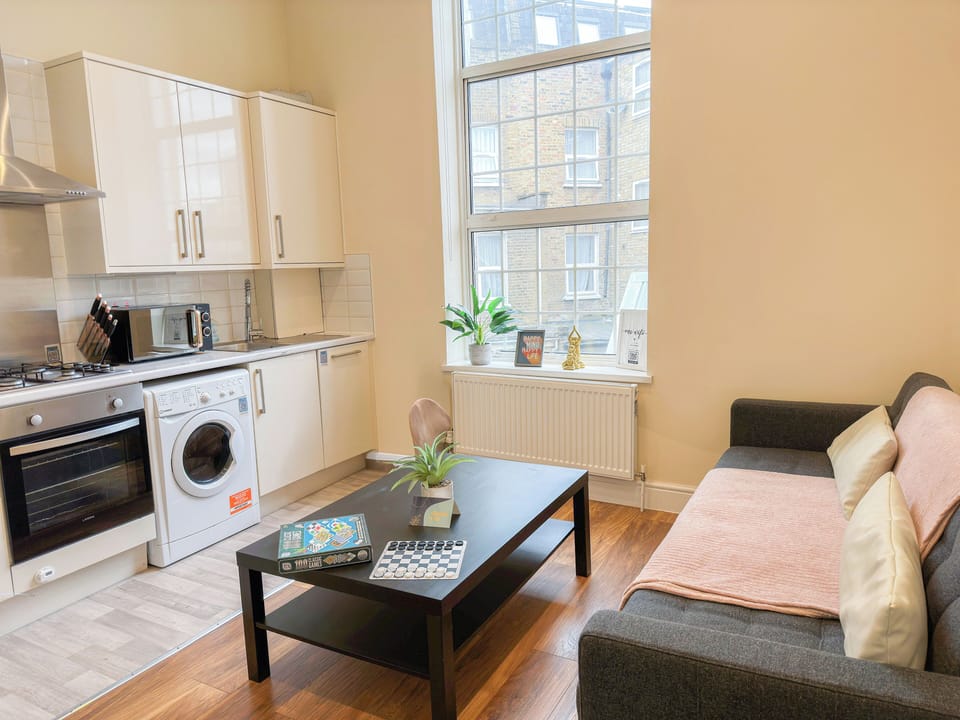 London's 2-Bedroom with Free Wi-Fi flat in Shepherd's Bush, near Hammersmith
