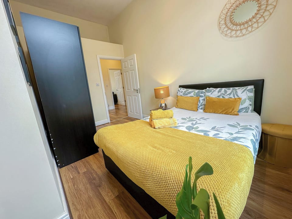 London's 2-Bedroom with Free Wi-Fi flat in Shepherd's Bush, near Hammersmith
