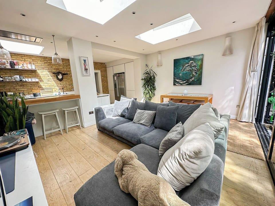 2 Bedroom flat with private patio & firepit in Shepherds Bush, Near Hammersmith
