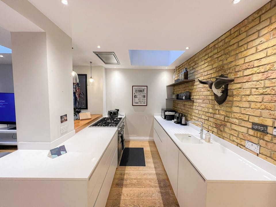 2 Bedroom Flat with Private Patio & Firepit in Shepherds Bush near Hammersmith