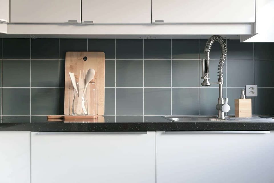 Unsere vollausgestattete Küche lädt dich zum kochen ein und ist mit modernen Geräten für unsere Gäste ausgestattet