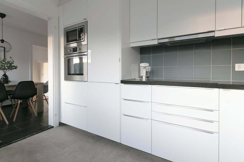 Unsere vollausgestattete Küche lädt dich zum kochen ein und ist mit modernen Geräten für unsere Gäste ausgestattet